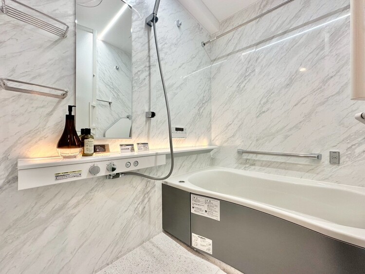 風呂 一日の疲れを癒すバスルームは、心地よいリラックスを叶える清潔感溢れる空間です。