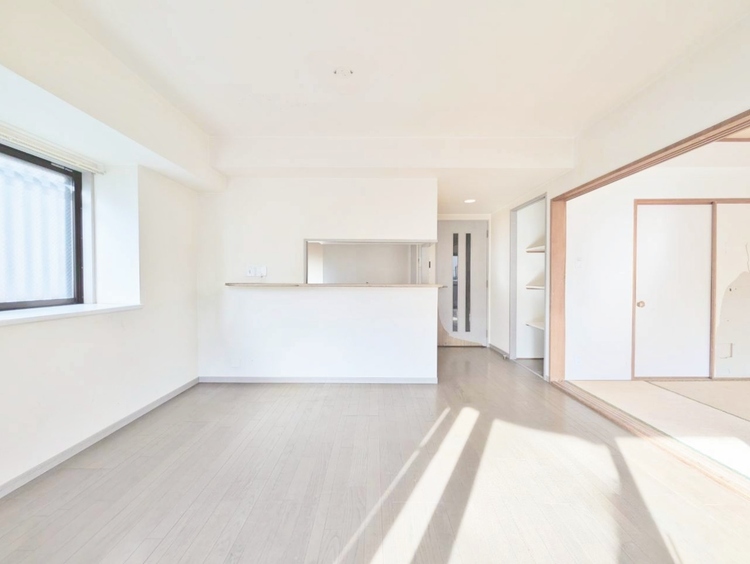 居間 忙しく過ぎゆく日常を置き去るほど、ゆったりした時間が流れるリビング。