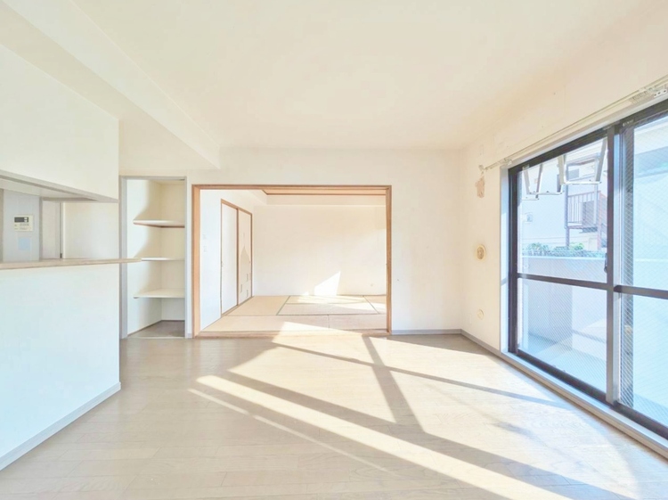 居間 居心地の良い空気感は、暮らしのステージを彩り、心からのやすらぎと満足感を与えてくれます。