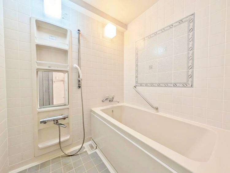 風呂 一日の疲れを癒すバスルームは、心地よいリラックスを叶える清潔感溢れる空間です。