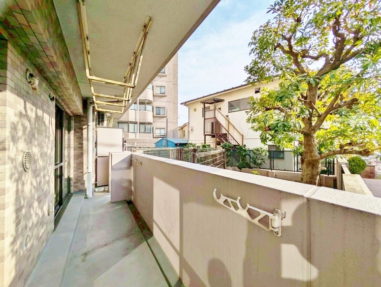 バルコニー 窓を開けると広がる青空。心をリフレッシュして日々を過ごしていきましょう。