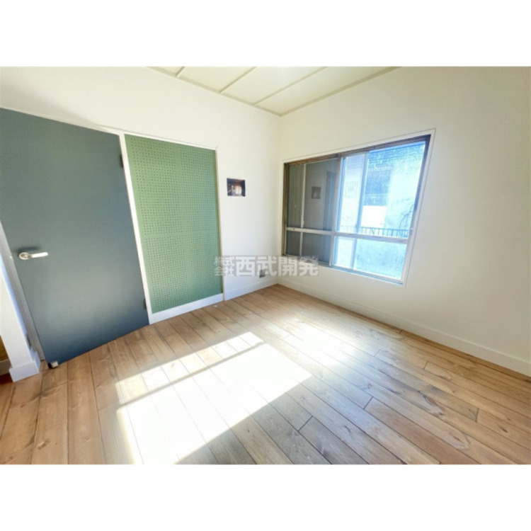 内装 洋室は日当り・通風ともに良好です。明るい部屋はそれだけで気分が晴れやかになりますね。