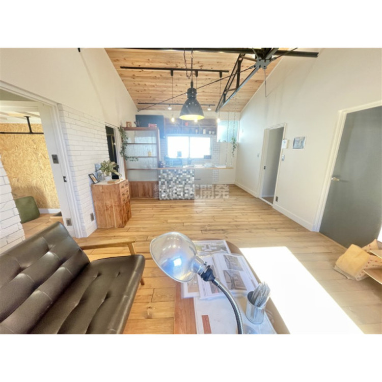 居間 大きな窓からの暖かな日差しが家族を包み込んでくれます