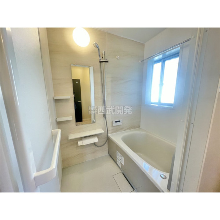 風呂 風通しのよい窓のある浴室はお手入れがしやすいですね