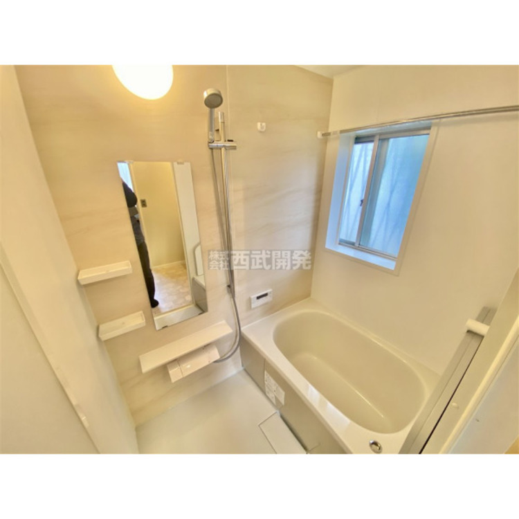 風呂 風通しのよい窓のある浴室はお手入れがしやすいですね