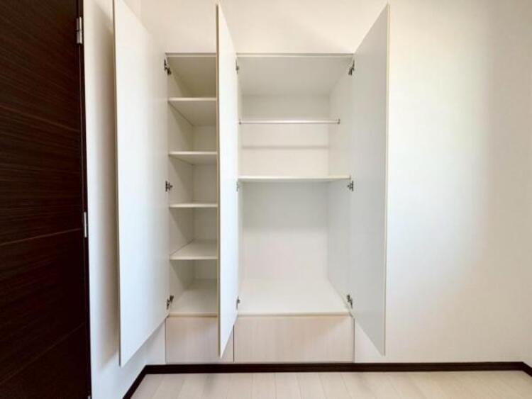 収納 ママのたくさんのバッグや、お年頃のお嬢様のお洋服、ご子息様の趣味の道具やパパのビシッとしたスーツをしまってもまだまだ余裕たっぷりです。