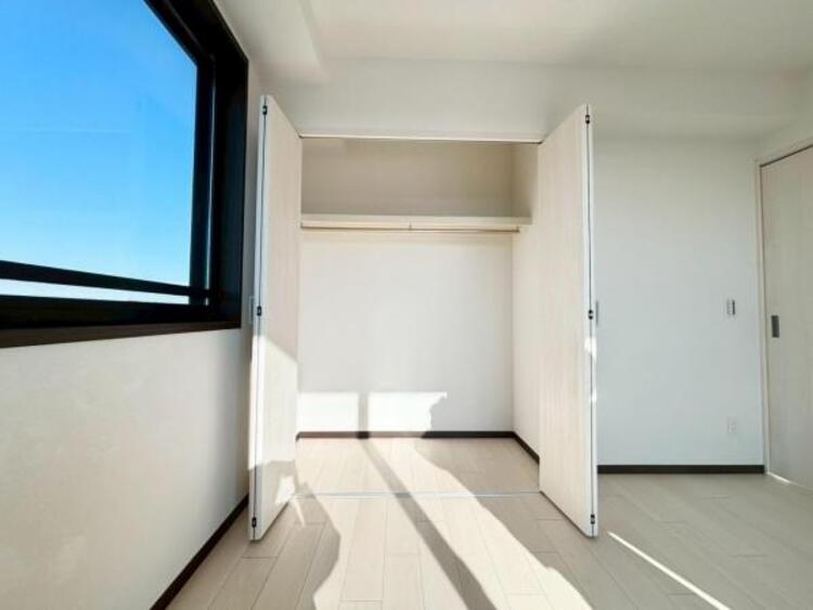 収納 大きなクローゼット。我が家のクローゼットは子供のおもちゃの空き箱でいっぱいですが、これだけ広い収納があればパパのスーツやママのバッグもしまえそうですね！