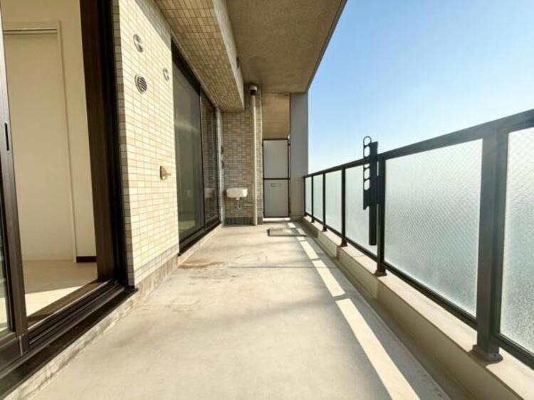 バルコニー 開放感のある眺望。陽光、風通しのよいワイドバルコニー。お洗濯物も乾かしやすいですね。