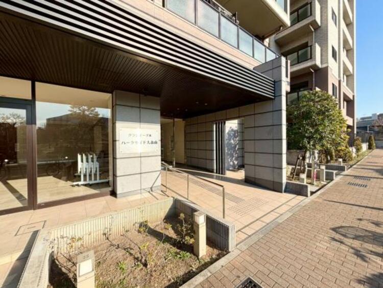 エントランス 管理が行き届いた清潔感のあるエントランス。オートロックや防犯カメラも完備されておりマンションならではの防犯性の高さも住宅選びの大切な要素ですね。