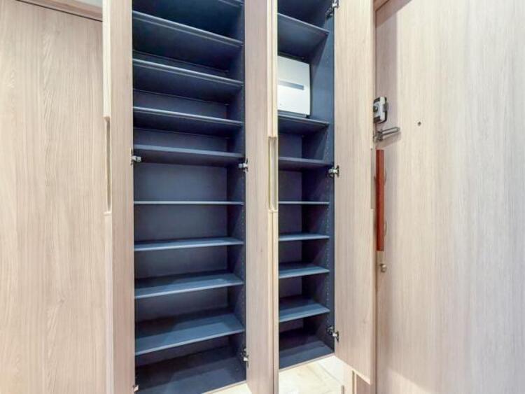 収納 収納スペースを広く設けていますので、たくさんある靴もすべて収納していただけます。