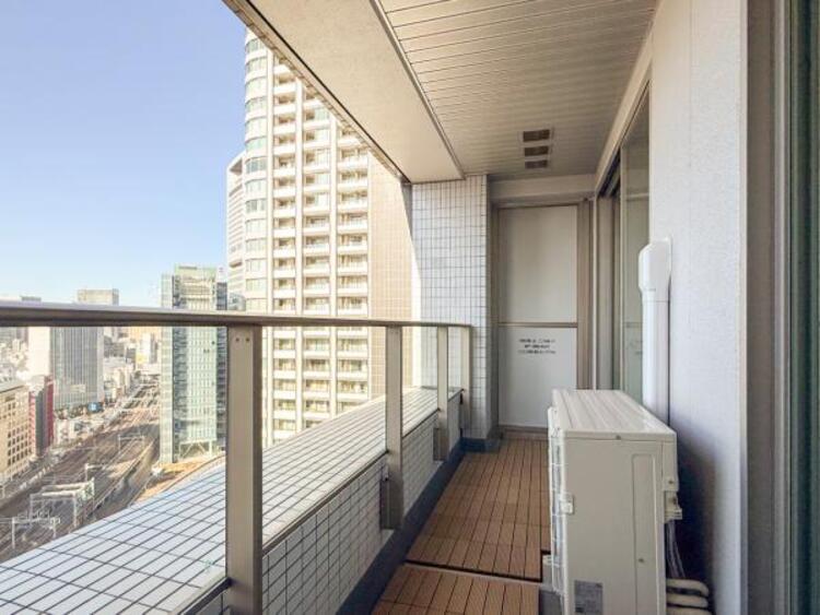 バルコニー 陽の光に照らされるバルコニーを、爽やかな涼風が吹き抜けていきます。