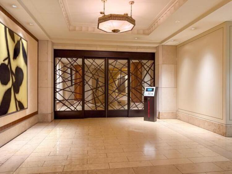 エントランス エントランスは、まさに顔となる場所。シンプルながらも格調高い雰囲気を漂わせています。