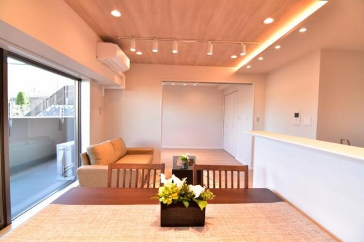 居間 光と風があふれる開放的なリビングダイニングには自然と家族みんなが集まってきます。明るく穏やかな空気の中で幸せを感じさせてくれる場所です。