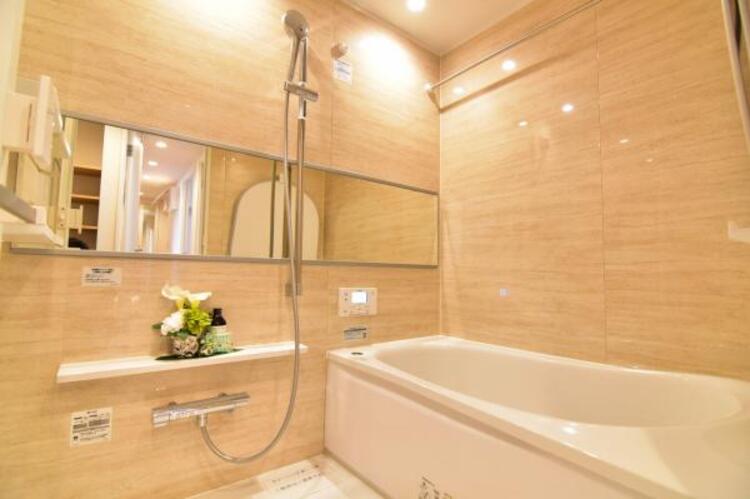 風呂 高級感を演出する内装の浴室は、心休まるくつろぎのスペースにも癒しのスペースにもなる空間です。