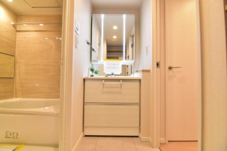 洗面 三面鏡の裏は機能的な収納を配置。コンセントも付いているため電動シェーバーや電動歯ブラシも収納できます。