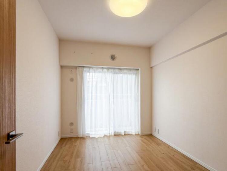 内装 家族個々の安らぎの空間。誰もが好みで飾れるシンプルな室内に仕上げてあります。