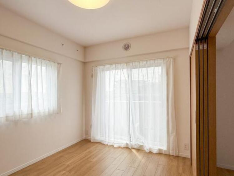 内装 窓からたっぷりと陽光が注がれる、明るく快適なプライベート空間となっております。