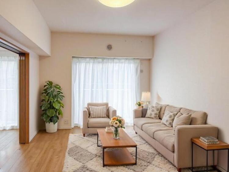 居間 リビング（配置してある家具はCGによるイメージです。）ゆったりとくつろげる、明るく開放的なリビング空間です。