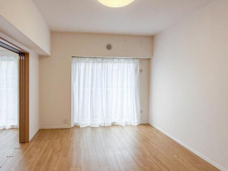 居間 落ち着いた色合いの内装で、居心地の良い空間を演出。