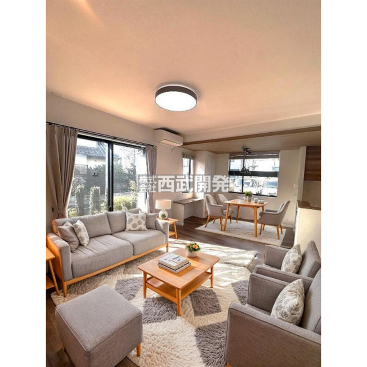 居間 配置してある家具や小物はCGによるイメージです