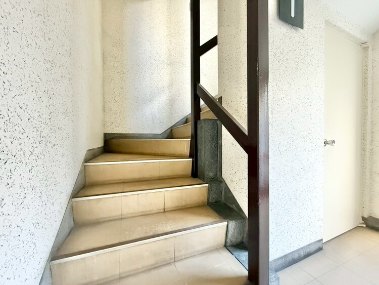 その他 共用部の階段です。明るく清潔に管理されています。