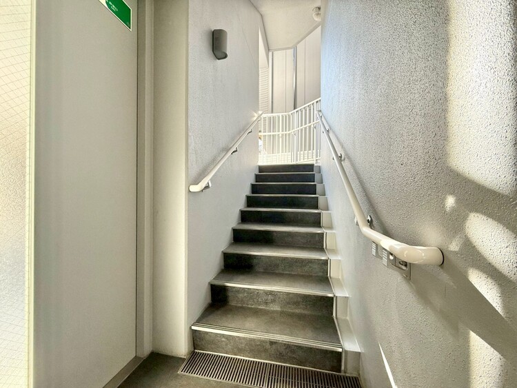 その他 共用部の階段です。明るく清潔に管理されています。