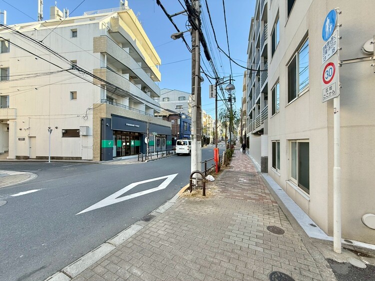 その他 閑静なエリアで、前面道路の交通量は少なく安心です。