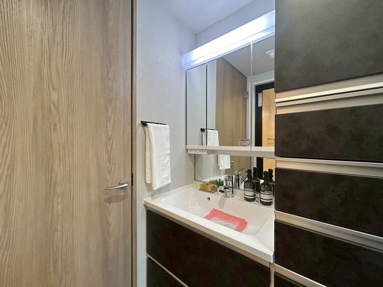 その他 清潔感を感じられる洗面化粧台。