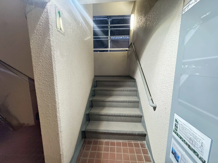 その他 共用部の階段です。明るく清潔に管理されています。
