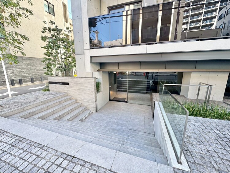 その他 共用部の階段です。明るく清潔に管理されています。