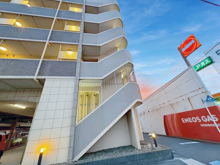 その他 共用部の階段です。明るく清潔に管理されています。