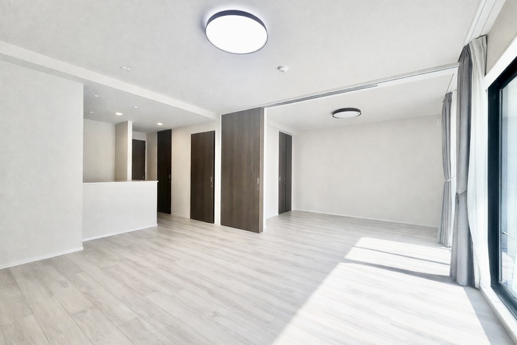 その他 ※家具消し加工しております。休日の午後、ソファにゆったりと身を沈める。子どもたちの声を聞きながら、自分らしく時を過ごしたい。床暖房も設置されそんな思いを適えてくれる優美な色合い