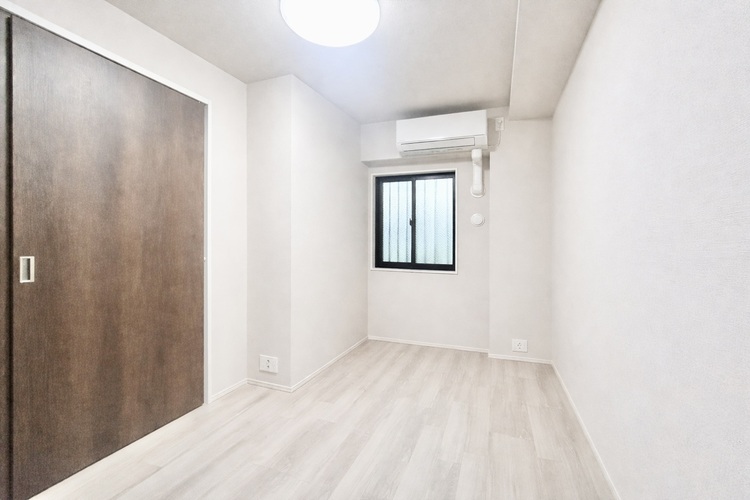 その他 ※家具消し加工しております。プライベートなお部屋では静かに時を過ごしたい。読書をして、物思いにふける・・光りに満たされた安らぎの空間を演出しています。