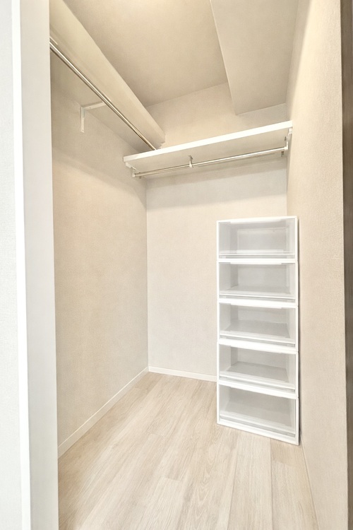 その他 ※家具消し加工しております。たくさんの洋服をかけてもシワになりにくいウォークインクローゼット。洋服以外にも、普段使わない家電やスーツケース、ストック品など何でも片付く