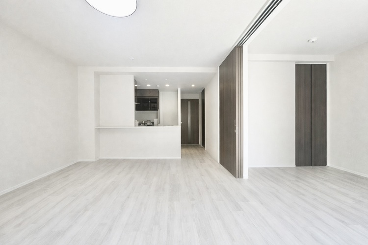 その他 ※家具消し加工しております。約14.6帖のゆとりあるリビングダイニングキッチン。明るく風通しが良く、あたたかな光が差し込むリビングです。ご家族やご友人との大切な時間をお過ごしください。