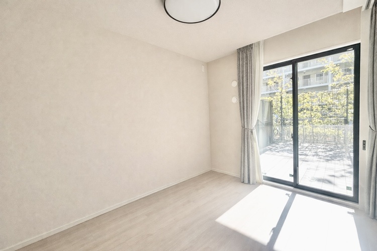 その他 ※家具消し加工しております。リビングに隣接する居室。引き戸を開け放てば２部屋が一体となり広々と。快適空間が生まれることで、家族が集まりやすくなります。