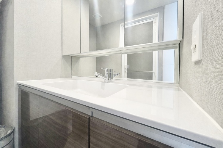 その他 ※一部加工しております。大きく見やすい三面鏡で清潔感ある洗面台は、身だしなみチェックや肌のお手入れに最適です。何かとに物が増える場所だからこそ、スッキリと見映えの良い空間に拵えました。