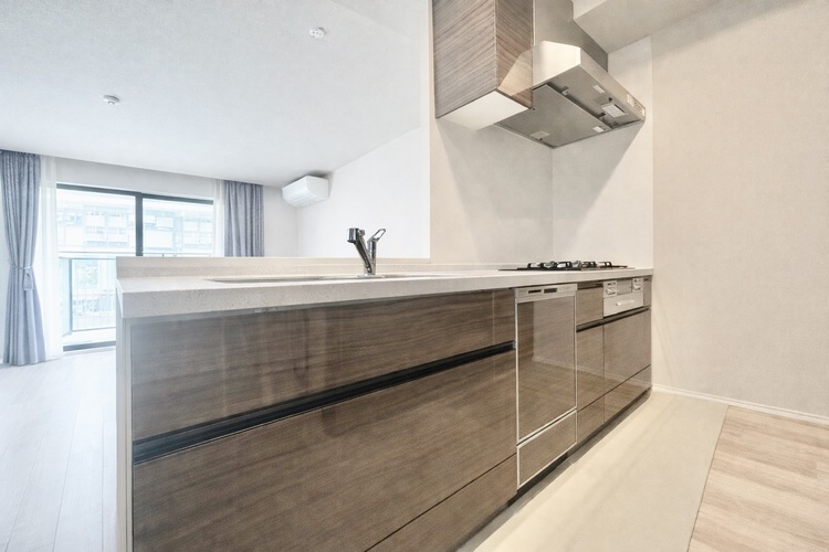 その他 ※一部家具消し加工しております。カウンターキッチンなら、リビングで遊ぶお子様の様子を見ながら料理ができるので安心です。料理を運んでもらったり、お手伝いしてもらうのもいいですね♪