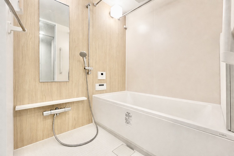 その他 高級感溢れるカラーと大きさ。柔らかな曲線で構成された半身浴も楽しめるバスタブが心地よさをもたらします。