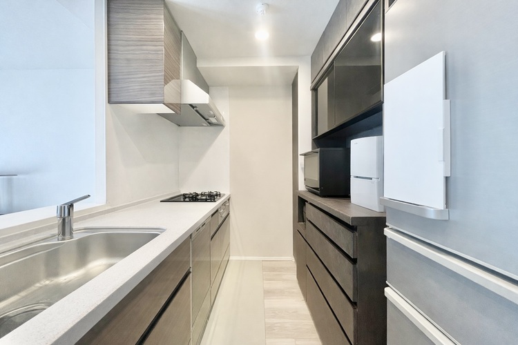 その他 ※一部家具消し加工しております。明るい自然光が入る作業スペースを多くとった壁付けキッチン採用。夫婦揃ってキッチンに立っても調理がしやすく、家事をしながら会話も弾みます。