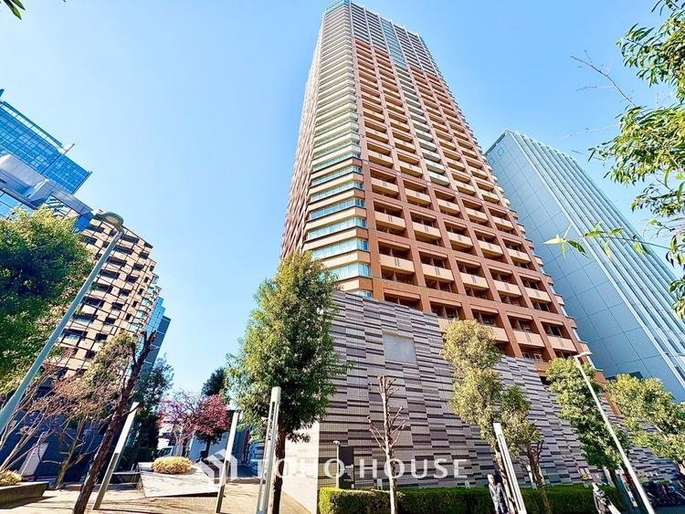 内装 ここはみんなが集い、食事と楽しい会話が始まる場所。話に夢中になりすぎて、ついつい時を忘れ、夜半過ぎになってしまう。そんな束の間の幸せを感じさせてくれます。