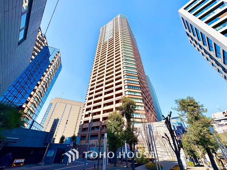 トイレ 清潔感あるホワイト調のクロスと温もり溢れるモダンカラーの床材が見事に調和した本邸宅は、毎日の生活を少しでも快適に過ごして頂ける様に落ち着いた雰囲気作りから行っています。