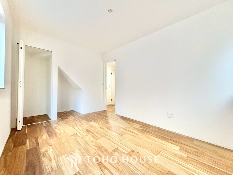 内装 ◆木漏れ日◆の様な採光が優しく足元を照らし、心地いい暮らしの道しるべを写し出す。この空間で過ごす家族との語らいの時間がとても素敵で幸せを感じるかもしれない。