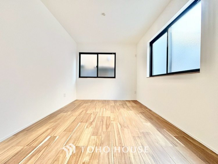 内装 ◆季節外れのホームホリディ◆喧噪から離れ広々したリビングでゆったりと過ごす。そんな寛いだ休日もあっていい。だって『何もしない時を楽しむ』そんな贅沢な時間を愛する家族と堪能できるのだから。