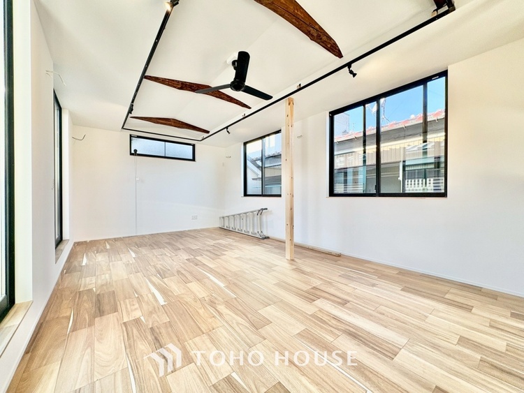 内装 ◆愛する人達◆との幸せな時間をここで楽しむ。耐震性、デザイン、そして対面キッチンを備えたユーティリティー。何も妥協しないライフスタイル。愛する家族を大切にする人達が住まう家。