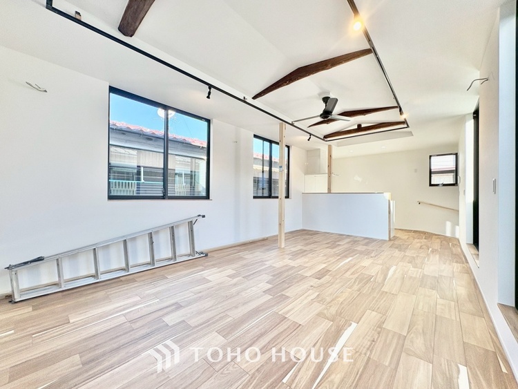 内装 ◆リビング◆家族の温かみ、子供の成長、木々のささやき、星々の歌声。自然と調和し緑と語り合い、そんな環境に恵まれ家族は1歩ずつ前進する。だんらんリビングで今日も家族の明日への誓い。