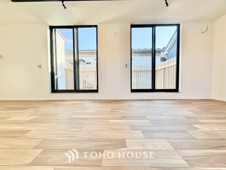 内装 ◆ワーキングスペース◆在宅で仕事をする方の多くがリビングで行うそうです。壁に向かい集中力を高めつつも、家族の応援が背中に感じられる造り。家族と談笑しながら作業するのにもおススメです。