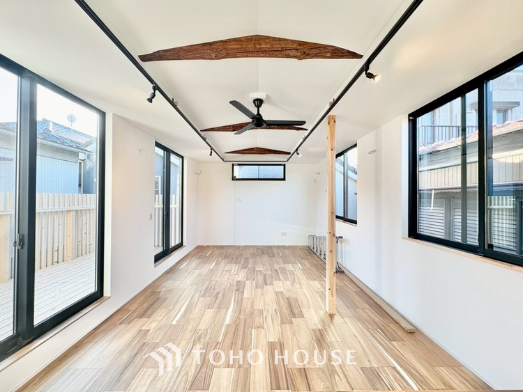 内装 ◆リビング◆家族の温かみ、子供の成長、木々のささやき、星々の歌声。自然と調和し緑と語り合い、そんな環境に恵まれ家族は1歩ずつ前進する。だんらんリビングで今日も家族の明日への誓い。