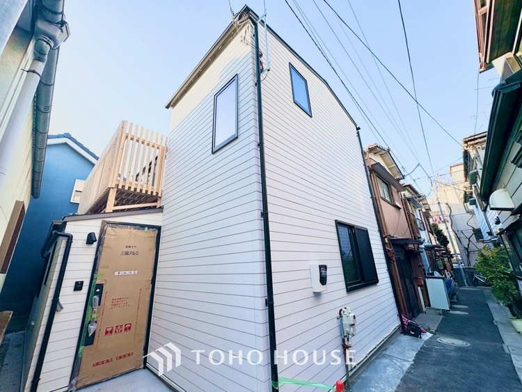 外観 窓を開けベランダに出ると当所なく広がる街と空のスクリーン。風が凪ぎ一時停止する目の前の画面の中、僕は一体何を考えていたのだろう。牧歌な街並みが僕を穏やかにさせてくれる。