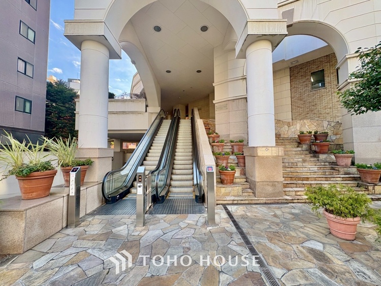 キッチン 手元の収納から、足元の収納までが全てスライド式で、奥のスペースまで有効に活用できます。奥まで上から見渡せるので、たまにしか使わない調理器具もサッと取出せます。